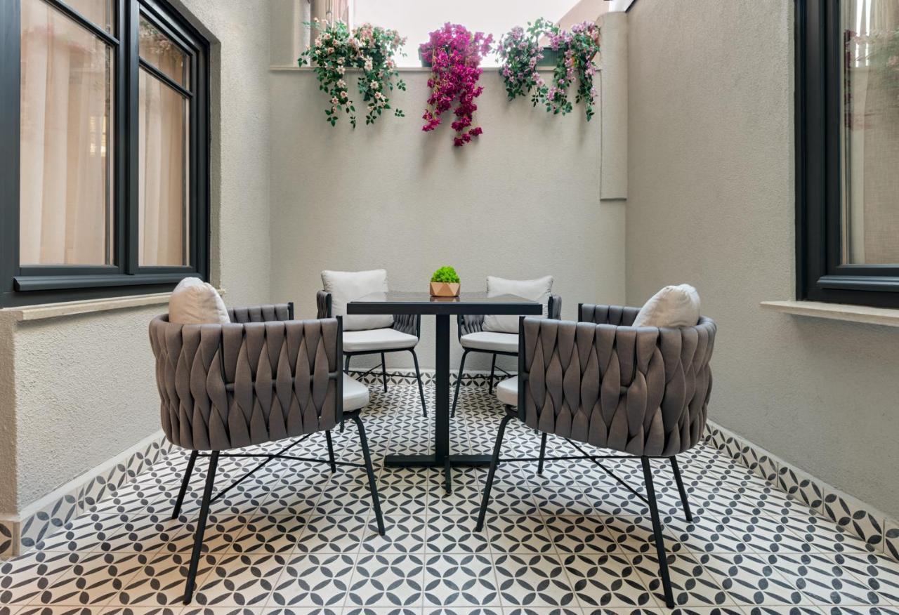 Gleam Collection Hotel Istanbul Exterior photo A balcony in a house
